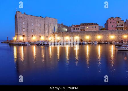 Scena notturna nel porto vecchio di Dubrovnik, Croazia, un sito Patrimonio Mondiale dell'UNESCO. Foto Stock