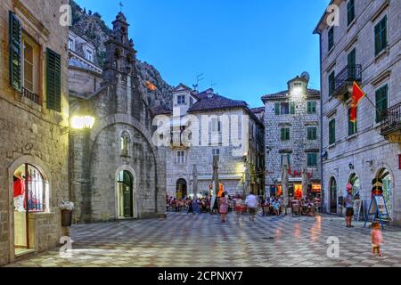 Scena nella città medievale di Cattaro, Montenegro al crepuscolo, con la Chiesa ortodossa di San Luca Foto Stock
