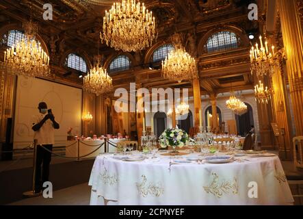 Parigi, Francia. 19 Settembre 2020. Un visitatore scatta foto al palazzo presidenziale Elysee a Parigi, Francia, 19 settembre 2020. Alcuni siti storici sono aperti al pubblico questo fine settimana in Francia per celebrare le Giornate europee del Patrimonio, un evento culturale che si tiene ogni anno nel mese di settembre. Credit: Gao Jing/Xinhua/Alamy Live News Foto Stock