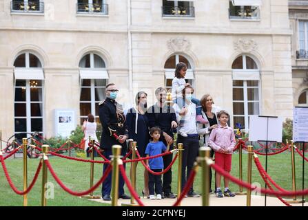 Parigi, Francia. 19 Settembre 2020. La gente posa per le foto durante la loro visita al palazzo presidenziale Elysee a Parigi, Francia, 19 settembre 2020. Alcuni siti storici sono aperti al pubblico questo fine settimana in Francia per celebrare le Giornate europee del Patrimonio, un evento culturale che si tiene ogni anno nel mese di settembre. Credit: Gao Jing/Xinhua/Alamy Live News Foto Stock