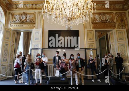 Parigi, Francia. 19 Settembre 2020. La gente scatta foto durante la visita al palazzo presidenziale Elysee a Parigi, Francia, 19 settembre 2020. Alcuni siti storici sono aperti al pubblico questo fine settimana in Francia per celebrare le Giornate europee del Patrimonio, un evento culturale che si tiene ogni anno nel mese di settembre. Credit: Gao Jing/Xinhua/Alamy Live News Foto Stock