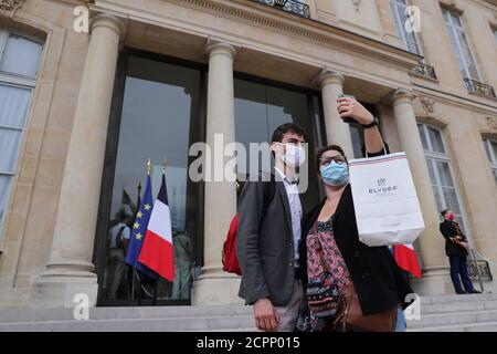 Parigi, Francia. 19 Settembre 2020. La gente prende selfie durante la loro visita al palazzo presidenziale Elysee a Parigi, Francia, 19 settembre 2020. Alcuni siti storici sono aperti al pubblico questo fine settimana in Francia per celebrare le Giornate europee del Patrimonio, un evento culturale che si tiene ogni anno nel mese di settembre. Credit: Gao Jing/Xinhua/Alamy Live News Foto Stock