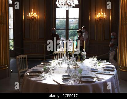 Parigi, Francia. 19 Settembre 2020. La gente visita il palazzo presidenziale Elysee a Parigi, Francia, 19 settembre 2020. Alcuni siti storici sono aperti al pubblico questo fine settimana in Francia per celebrare le Giornate europee del Patrimonio, un evento culturale che si tiene ogni anno nel mese di settembre. Credit: Gao Jing/Xinhua/Alamy Live News Foto Stock