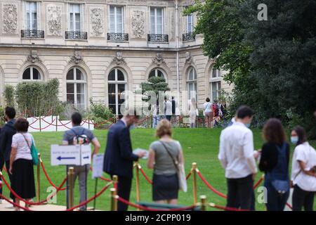 Parigi, Francia. 19 Settembre 2020. La gente si allineerà per visitare il palazzo presidenziale Elysee a Parigi, Francia, 19 settembre 2020. Alcuni siti storici sono aperti al pubblico questo fine settimana in Francia per celebrare le Giornate europee del Patrimonio, un evento culturale che si tiene ogni anno nel mese di settembre. Credit: Gao Jing/Xinhua/Alamy Live News Foto Stock