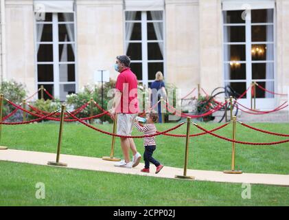 Parigi, Francia. 19 Settembre 2020. La gente visita il palazzo presidenziale Elysee a Parigi, Francia, 19 settembre 2020. Alcuni siti storici sono aperti al pubblico questo fine settimana in Francia per celebrare le Giornate europee del Patrimonio, un evento culturale che si tiene ogni anno nel mese di settembre. Credit: Gao Jing/Xinhua/Alamy Live News Foto Stock