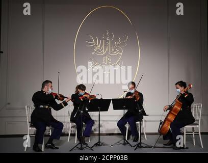 Parigi, Francia. 19 Settembre 2020. I musicisti si esibiscono per i visitatori presso il palazzo presidenziale Elysee di Parigi, Francia, il 19 settembre 2020. Alcuni siti storici sono aperti al pubblico questo fine settimana in Francia per celebrare le Giornate europee del Patrimonio, un evento culturale che si tiene ogni anno nel mese di settembre. Credit: Gao Jing/Xinhua/Alamy Live News Foto Stock