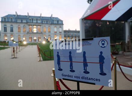 Parigi, Francia. 19 Settembre 2020. Un ricordo di allontanamento sociale è visto al palazzo presidenziale Elysee a Parigi, Francia, 19 settembre 2020. Alcuni siti storici sono aperti al pubblico questo fine settimana in Francia per celebrare le Giornate europee del Patrimonio, un evento culturale che si tiene ogni anno nel mese di settembre. Credit: Gao Jing/Xinhua/Alamy Live News Foto Stock