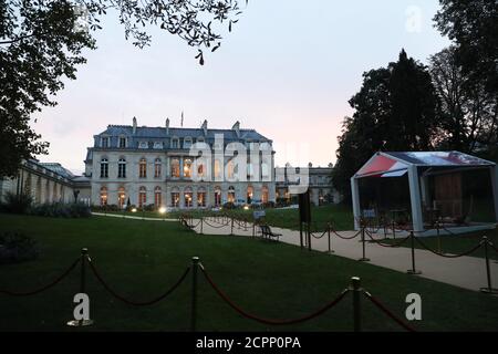 Parigi, Francia. 19 Settembre 2020. Il palazzo presidenziale Elysee è raffigurato la mattina prima della sua apertura al pubblico a Parigi, Francia, 19 settembre 2020. Alcuni siti storici sono aperti al pubblico questo fine settimana in Francia per celebrare le Giornate europee del Patrimonio, un evento culturale che si tiene ogni anno nel mese di settembre. Credit: Gao Jing/Xinhua/Alamy Live News Foto Stock