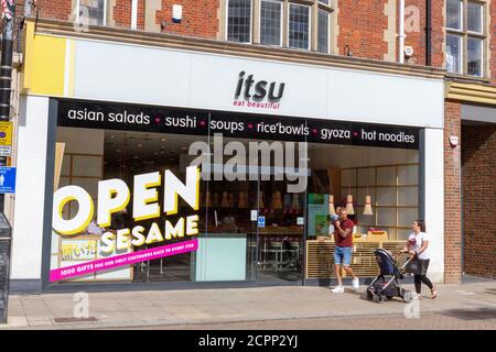 L'itsu cafe (cucina giapponese) su Sidney Street, Cambridge, Cambridgeshire, Regno Unito. Foto Stock