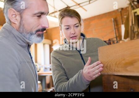 coppia in negozio di mobili o showroom scegliendo mobili Foto Stock