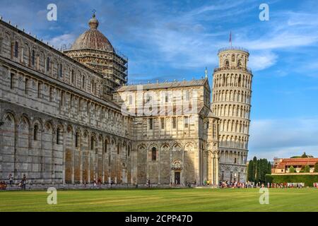 Scena serale a Pisa, Toscana, Italia con il Duomo e la Torre Pendente in campo dei Miracoli. Foto Stock