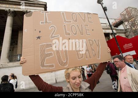 Resta nel rally giovanile dell’Unione europea, in vista del prossimo referendum britannico di giovedì sulla possibilità di rimanere parte dell’Unione europea o di andarsene. Trafalgar Square, Londra, Westminster, Regno Unito. 21 giu 2016 Foto Stock