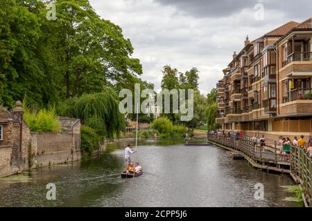 Punting on the River Cam visto da Magdalene Bridge, Cambridge, Regno Unito. Foto Stock