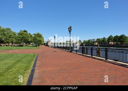 WILMINGTON, DE -13 GIU 2020- Vista degli edifici sul caratteristico lungofiume di Wilmington sul fiume Christina a Wilmington, Delaware, Stati Uniti. Foto Stock