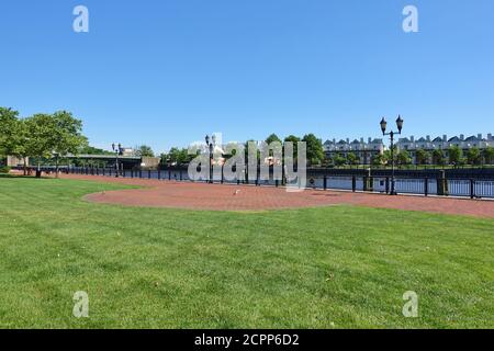 WILMINGTON, DE -13 GIU 2020- Vista degli edifici sul caratteristico lungofiume di Wilmington sul fiume Christina a Wilmington, Delaware, Stati Uniti. Foto Stock