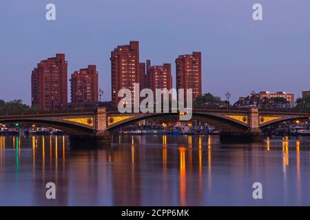 Inghilterra, Londra, Chelsea, Battersea Bridge e World's End Estate Foto Stock