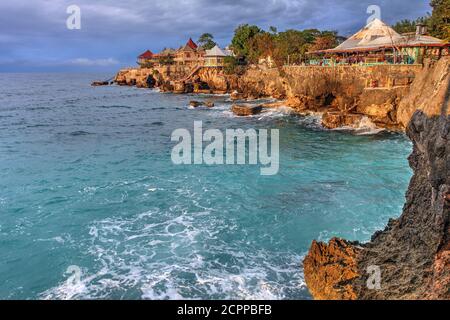 Tramonto a 3 punti di immersione a Negril, Giamaica. Gli affioramenti rocciosi sono molto popolari per il salto di scogliera. Foto Stock