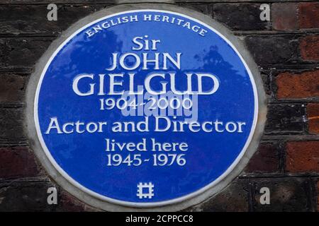 Inghilterra, Londra, Westminster, Cowley Street, targa blu presso l'ex residenza dell'attore e direttore Sir John Gielgud Foto Stock