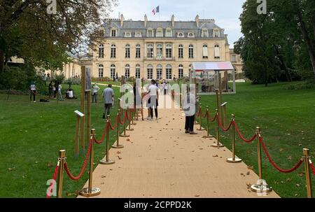 Parigi, Francia. 19 Settembre 2020. I visitatori guardano intorno al giardino del palazzo presidenziale, il Palazzo Elysee. In occasione del 'Open Monument Day', i visitatori hanno potuto passeggiare attraverso la residenza ufficiale del presidente francese, nonostante la situazione di corona tesa. A causa di Corona, il Élysée aveva ridotto significativamente il numero di visitatori quest'anno. 2,500 persone sono state in grado di registrarsi sia il sabato che la domenica - cioè circa tre volte meno ospiti rispetto agli anni precedenti. Credit: Julia NAUE/dpa/Alamy Live News Foto Stock