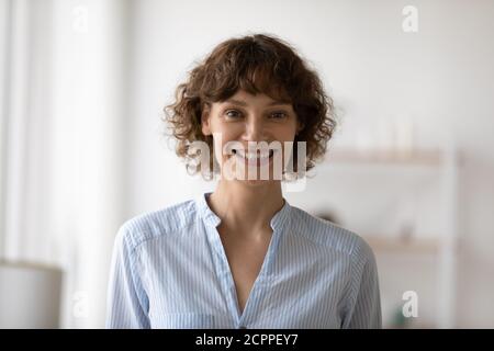 Ritratto del headshot di una donna caucasica sorridente di 40 anni in posa Foto Stock