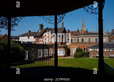 Zafferano Walden Essex Inghilterra UK settembre 2020 Chiesa di St Marys vista dalla Bandstand nei giardini di Jubille. Foto Stock