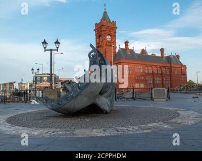 Monumento ai marinai mercantili e edificio Pierhead sul lungomare dei vecchi moli. Baia di Cardiff. Cardiff, Galles del Sud, Regno Unito. Foto Stock