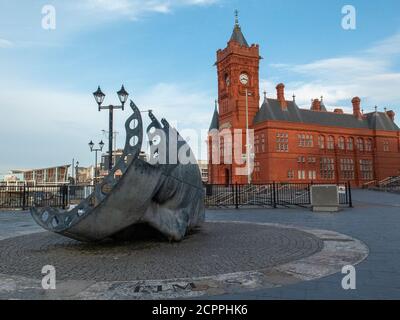 Monumento ai marinai mercantili e edificio Pierhead sul lungomare dei vecchi moli. Baia di Cardiff. Cardiff, Galles del Sud, Regno Unito. Foto Stock