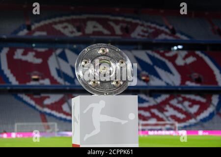 18 settembre 2020, Baviera, Monaco di Baviera: Calcio: Bundesliga, Baviera Monaco - FC Schalke 04, 1° incontro nella Allianz Arena. Il trofeo di campionato si può vedere su un podio prima dell'inizio della partita. Foto: Matthias Balk/dpa - NOTA IMPORTANTE: In conformità con le norme del DFL Deutsche Fußball Liga e del DFB Deutscher Fußball-Bund, è vietato sfruttare o aver sfruttato nello stadio e/o nel gioco le fotografie scattate sotto forma di sequenze di immagini e/o serie di foto di tipo video. Foto Stock