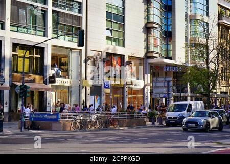 Steinstraße/Königsallee traversata nel centro di Düsseldorf in tarda estate. Il centro commerciale 'Sevens' è visibile sullo sfondo. Foto Stock