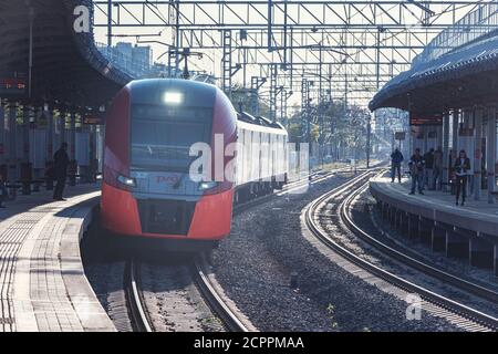 Mosca, Russia - 16 settembre 2020: Il treno ad alta velocità si avvicina alla piattaforma della stazione. Foto Stock