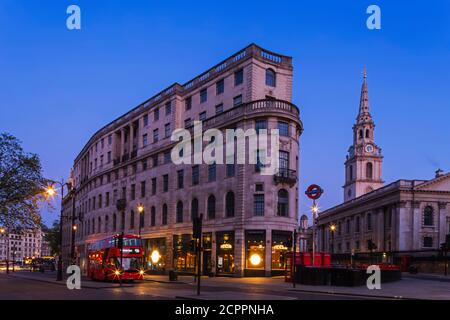 Inghilterra, Londra, The Strand, Lion's Corner House Building e St.Martin's Church Foto Stock