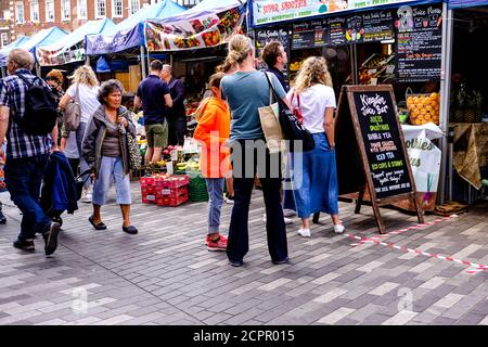 Londra, Regno Unito, 19 settembre 2020, mercato all'aperto bancarelle con il Ques of People Buying frutta fresca e verdura Foto Stock