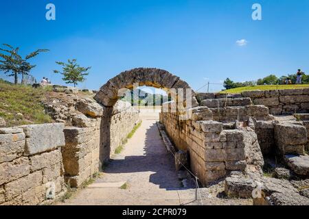 Olympia, Elis, Peloponneso, Grecia - Olympia antica, qui la porta ad arco dello stadio. Foto Stock