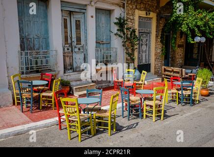 Kyparissia, Messenia, Peloponneso, Grecia - sedie e tavoli colorati, caffè di strada e ristoranti nel centro storico. Foto Stock