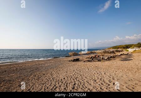 Kyparissia, Messenia, Peloponneso, Grecia - spiaggia con sdraio e ombrelloni. Foto Stock