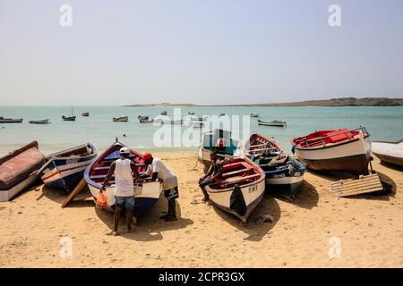 SAL Rei, Boa Vista, Capo Verde - barche da pesca sulla spiaggia della città Praia de Diante. Foto Stock