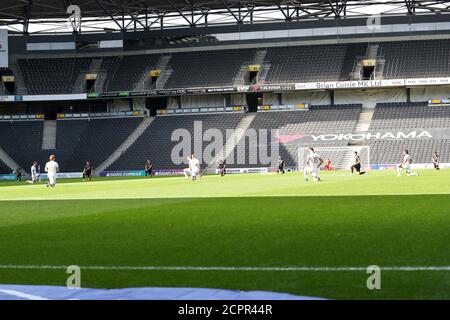 MILTON KEYNES, INGHILTERRA. 19 SETTEMBRE 2020. I giocatori prendono il ginocchio prima della partita della Sky Bet League 1 tra MK Dons e Lincoln City allo Stadio MK, Milton Keynes. (Credit: John Cripps | MI News ) Credit: MI News & Sport /Alamy Live News Foto Stock