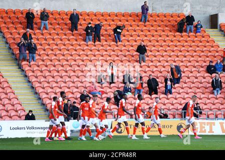 I fan di Blackpool festeggiano dalle tribune dopo che il CJ Hamilton di Blackpool ha ottenuto il primo gol del suo fianco durante la partita della Sky Bet League One a Bloomfield Road, Blackpool. Foto Stock