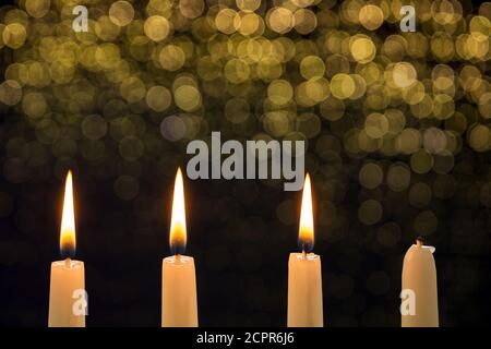 Tre candele che bruciano sul terzo avvento Foto Stock