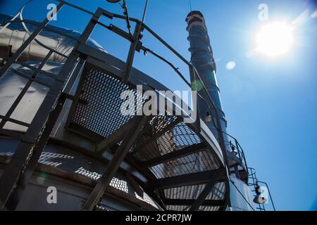 Regione di Kzylorda/Kazakistan - aprile 30 2012: Impianto di acido solforico. Forno per bruciare lo zolfo per il biossido ed il camino di fabbrica (camino di fabbrica). Primo piano Foto Stock