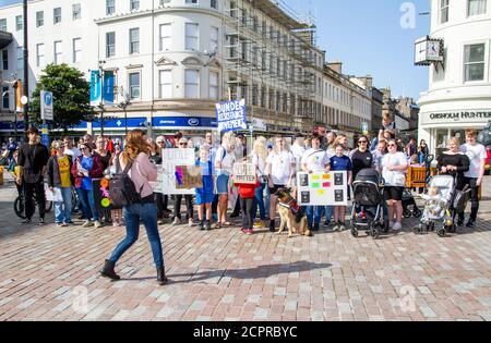 Dundee, Tayside, Scozia, Regno Unito. 19 Settembre 2020. Regno Unito Meteo: Clima caldo e soleggiato in tutto il Nord-Est della Scozia con temperature che raggiungono i 18°C. Il movimento di resistenza Dundee rappresentato da Moira Brown è composto da attivisti in tutta la Scozia per protestare contro le violazioni dell'umanità sono riuniti nel centro della città durante il blocco Covid-19. Credit: Dundee Photographics/Alamy Live News Foto Stock