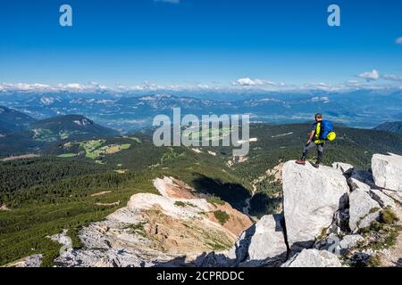 Aldein, Provincia di Bolzano, Alto Adige, Italia. Geoparc Bletterbach. Vista dall'Aldeiner Weißhorn fino alla gola di Bletterbach Foto Stock