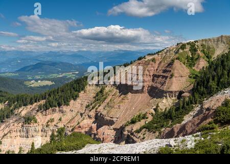 Aldein, Provincia di Bolzano, Alto Adige, Italia. Geoparc Bletterbach. Vista sul Gorz, alla fine della gola di Bletterbach Foto Stock