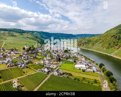 Vista aerea di Ellenz-Poltersdorf, vicino a Burg Metternich nella città di Beilstein sulla romantica Mosella, fiume Mosella. Renania-Palatinato, Germania Foto Stock