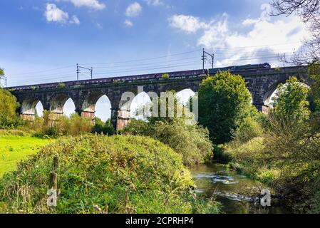 La locomotiva a vapore Tornado visto attraversare il Viadotto della Valle di Sankey Sopra il torrente Sankey con il tour ferroviario "Ticket to Ride" Da Darlington a Liverpo Foto Stock