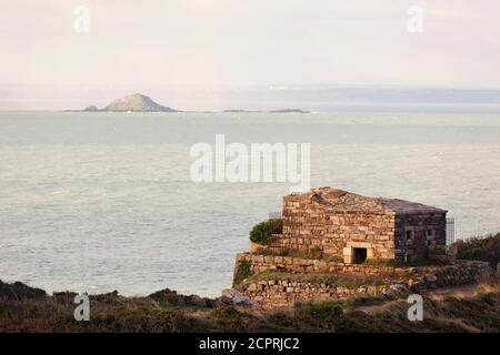 Mattina umore a Cap Erquy con una vista dei quattro a boulets (forno a palla) nella baia di Saint Brieuc. Bretagna, costa settentrionale. Foto Stock