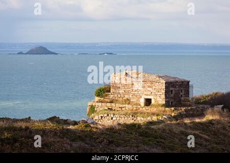 Mattina umore a Cap Erquy con una vista dei quattro a boulets (forno a palla) nella baia di Saint Brieuc. Bretagna, costa settentrionale. Foto Stock