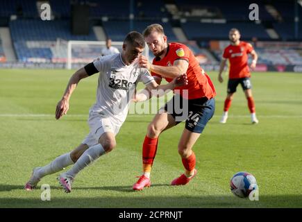 Jason Knight di Derby County (a sinistra) e Rhys Norrington-Davies di Luton Town si battono per la palla durante la partita del campionato Sky Bet a Kenilworth Road, Luton. Foto Stock