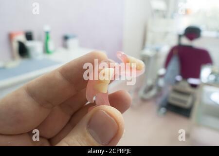 protesi dentale moderna in nylon nelle mani di un medico Foto Stock