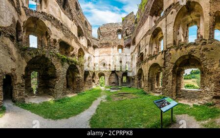 Rovine del castello di Balduinsettk nella Hunsrück vicino a Kastellaun, costruito dall'arcivescovo Balduin come roccaforte contro il conte di Sponheim, castello in cima alla collina Foto Stock